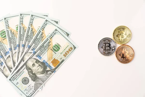 Bitcoin BTC kryptoměnové mince a bankovky 100 amerických dolarů izolované na bílém — Stock fotografie