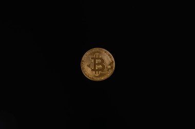 Telif uzayı ile siyah arkaplanda izole edilmiş altın bitcoin para
