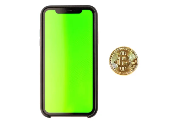 Zlatý bitcoin leží v blízkosti chytrého telefonu izolované na bílém pozadí — Stock fotografie