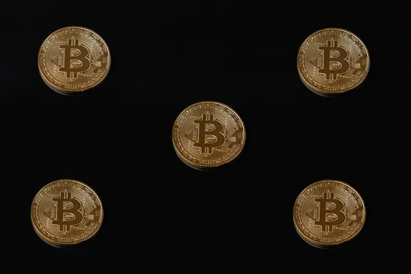 Složení pěti zlatých bitcoinových mincí izolovaných na černém pozadí — Stock fotografie