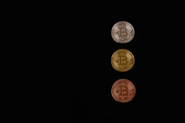Linka tří bitcoinů izolovaných na černém pozadí s copyspace — Stock fotografie