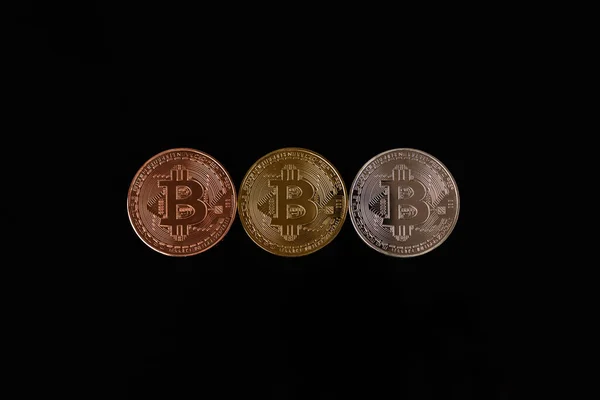 Detailní záběr řady mincí se symbolem B izolovaných na černém pozadí — Stock fotografie