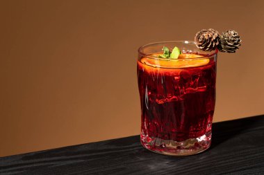 Barda turuncu ve buzlu pembe ve kırmızı renkli egzotik alkollü kokteyl. Barın masasında buzlu, renkli, pembe bir içecek. Kırmızı renkli Mojito.