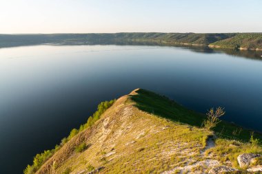 Yaz yeşil vadi nehri panoramik manzarası. Yeşil doğa nehri manzarası. Yaz nehri manzarası panoramik manzara