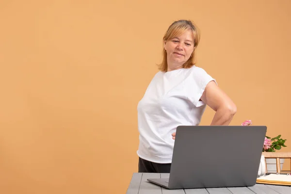 Conceito de negócios e estilo de vida saudável. Retrato de mulher de escritório sênior fazendo exercícios no local de trabalho — Fotografia de Stock