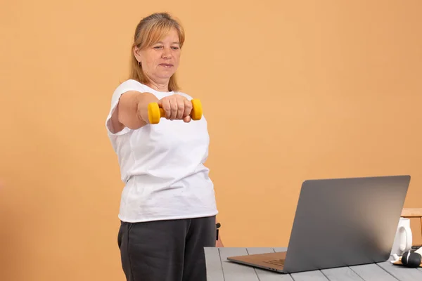 Домашняя тренировка и онлайн-курс упражнений на ноутбуке. Тренажерный зал, йога или гимнастика класс или учебное видео — стоковое фото