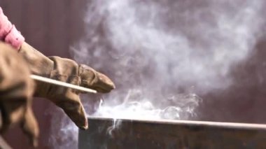 Metal kaynaklama ve kıvılcımlar üzerine çalışan profesyonel kaynakçı.