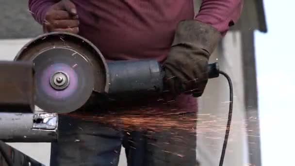 Trabajador industrial de corte de metal con muchas chispas afiladas — Vídeos de Stock