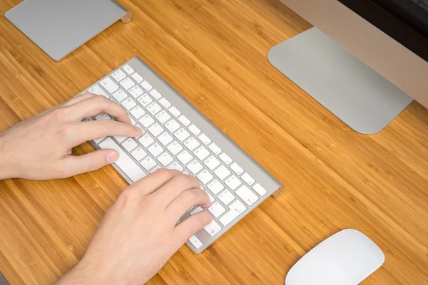 Ο άνθρωπος τα χέρια που εργάζονται για το laptop — Φωτογραφία Αρχείου