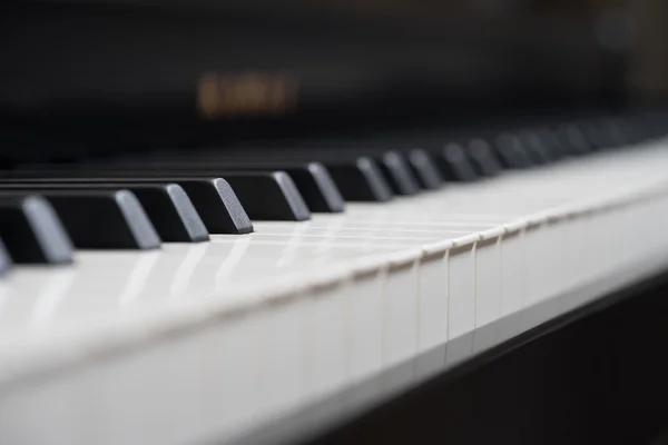 Черный фортепиано крупный план — стоковое фото