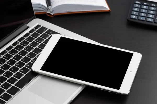 Laptop und Tablet-Computer — Stockfoto