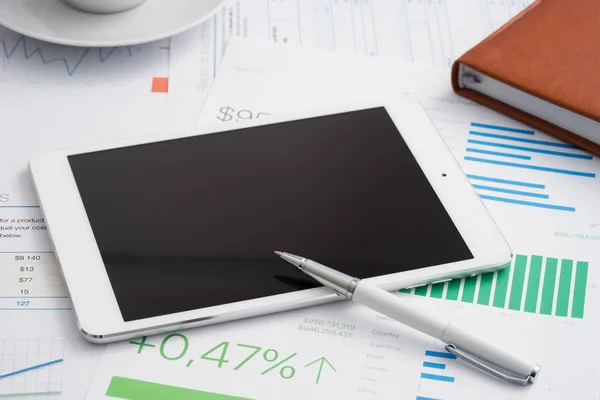 Analítica de negocios con tablet pc — Foto de Stock
