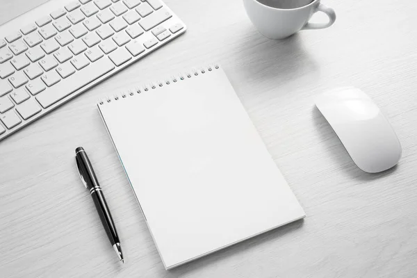 Table en bois du lieu de travail — Photo