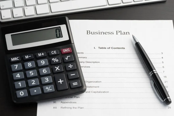 Plano de negócios e caneta — Fotografia de Stock