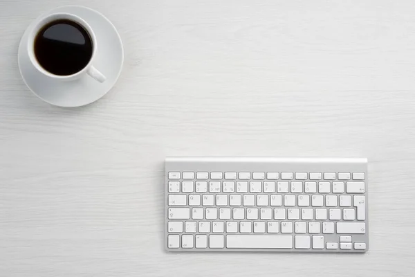 Koffiekopje en toetsenbord — Stockfoto