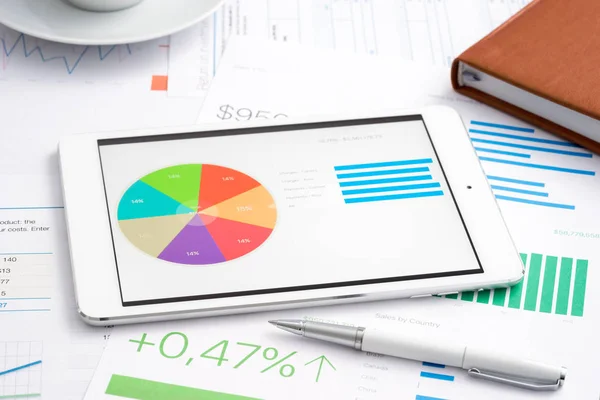 Analítica de negocios con tableta digital — Foto de Stock