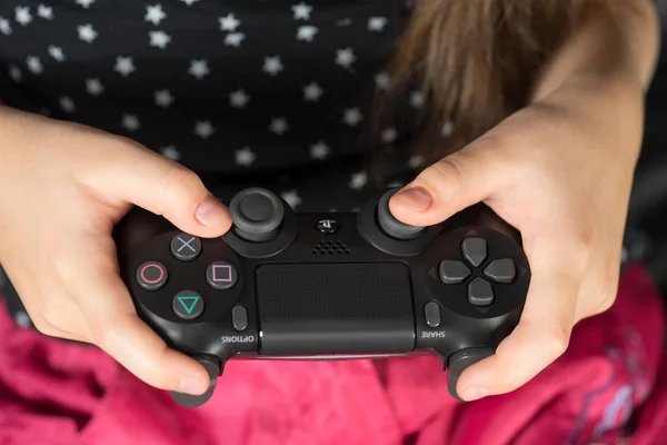 Ręka dziewczyna gra Sony Dualshock 4 — Zdjęcie stockowe