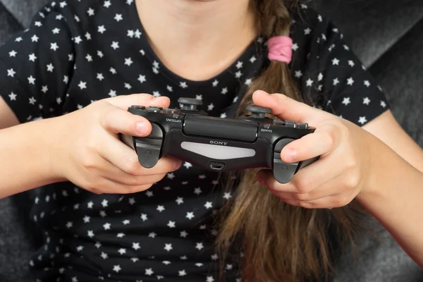 Ручная девочка играет Sony Dualshock 4 — стоковое фото