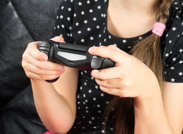 Dziecko dziewczynka gra gry wideo — Zdjęcie stockowe
