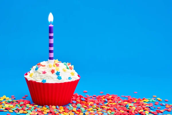 Кекс с днем рождения — стоковое фото