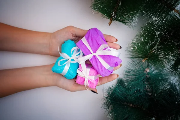 Дівчина тримає в руках подарунок на Різдво в красивій коробці . — стокове фото