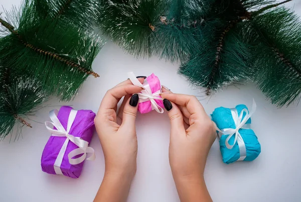 Dívka drží ve svých rukou vánoční dárek v krásné krabici. — Stock fotografie