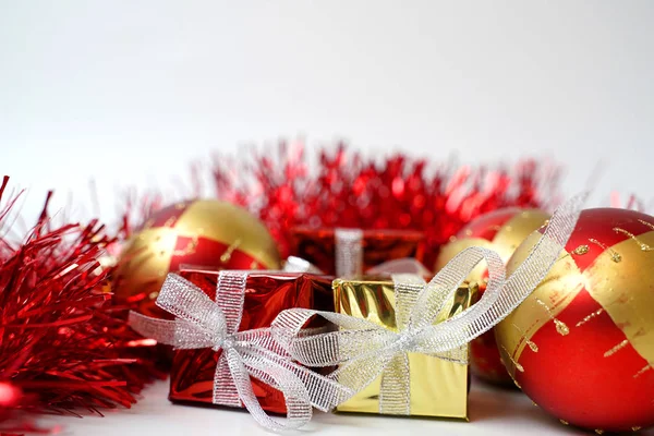 Όμορφα κουτιά δώρων με ασημένια τόξα και μπάλες Χριστούγεννα και εκ νέου — Φωτογραφία Αρχείου