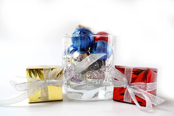 Χριστούγεννα πολύχρωμα μπάλες βρίσκονται σε ένα διαφανές γυαλί σε ένα wh — Φωτογραφία Αρχείου