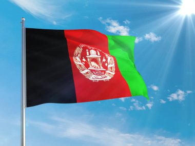 Afganistan ulusal bayrağı derin mavi gökyüzüne karşı rüzgarda dalgalanıyor. Kaliteli kumaş. Uluslararası ilişkiler kavramı.