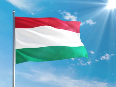 Macaristan ulusal bayrağı derin mavi gökyüzüne karşı rüzgarda dalgalanıyor. Kaliteli kumaş. Uluslararası ilişkiler kavramı.