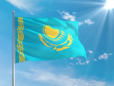 Kazakistan ulusal bayrağı derin mavi gökyüzüne karşı rüzgarda dalgalanıyor. Kaliteli kumaş. Uluslararası ilişkiler kavramı.