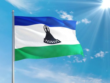 Lesotho ulusal bayrağı derin mavi gökyüzüne karşı rüzgarda dalgalanıyor. Kaliteli kumaş. Uluslararası ilişkiler kavramı.