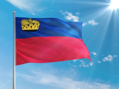 Lihtenştayn ulusal bayrağı derin mavi gökyüzüne karşı rüzgarda dalgalanıyor. Kaliteli kumaş. Uluslararası ilişkiler kavramı.