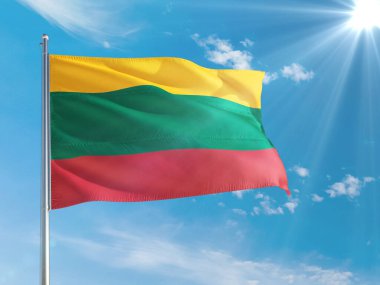 Litvanya ulusal bayrağı derin mavi gökyüzüne karşı rüzgarda dalgalanıyor. Kaliteli kumaş. Uluslararası ilişkiler kavramı.