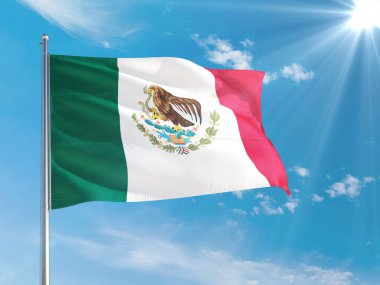 Meksika ulusal bayrağı derin mavi gökyüzüne karşı rüzgarda dalgalanıyor. Kaliteli kumaş. Uluslararası ilişkiler kavramı.