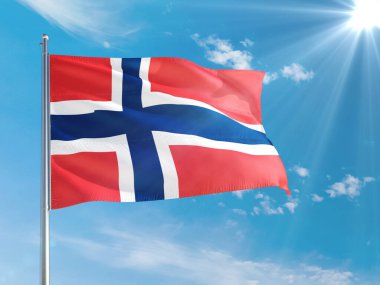 Norveç ulusal bayrağı derin mavi gökyüzüne karşı rüzgarda dalgalanıyor. Kaliteli kumaş. Uluslararası ilişkiler kavramı.