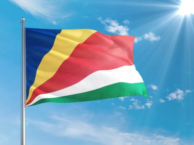 Seyşeller ulusal bayrağı derin mavi gökyüzüne karşı rüzgarda dalgalanıyor. Kaliteli kumaş. Uluslararası ilişkiler kavramı.