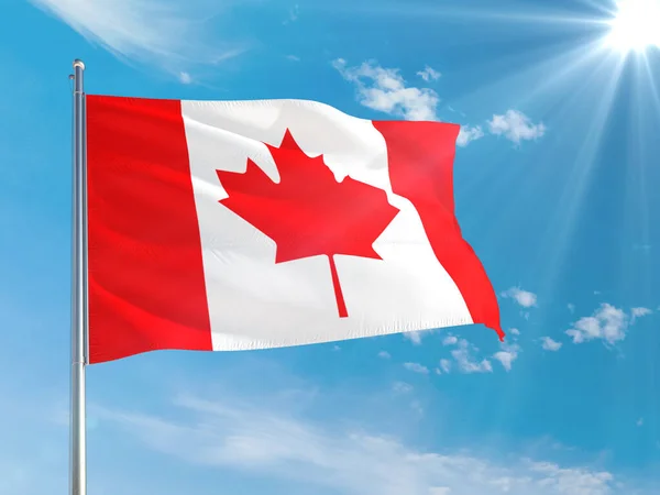 캐나다 국기가 하늘에 바람에 흔들리고 있습니다 품질좋은 직물이지 — 스톡 사진