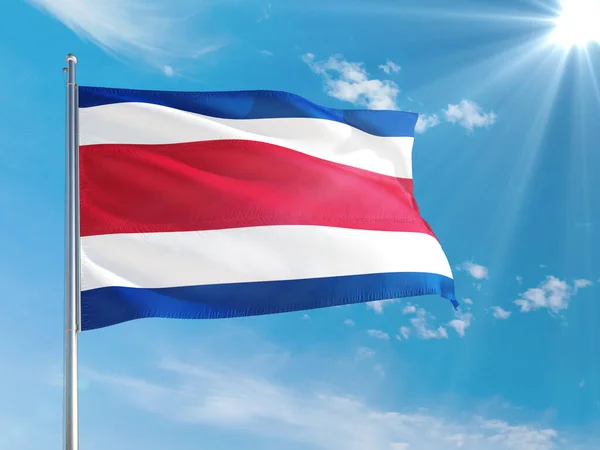 哥斯达黎加国旗迎风飘扬 迎着深蓝色的天空飘扬 高质量的面料 国际关系概念 — 图库照片