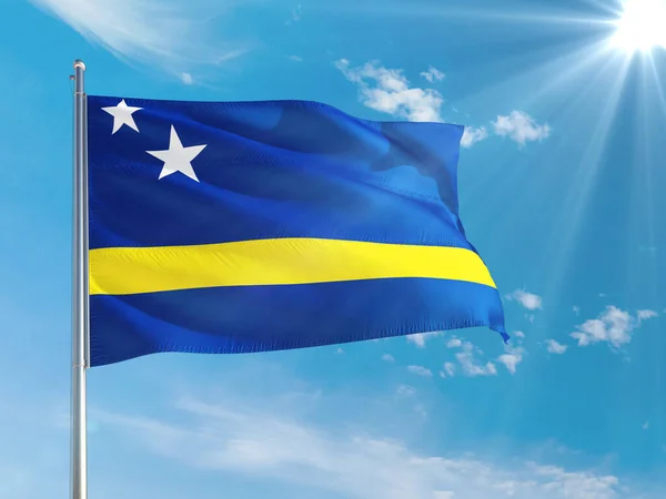 库拉索岛的国旗迎风飘扬 映衬着深蓝色的天空 高质量的面料 国际关系概念 — 图库照片