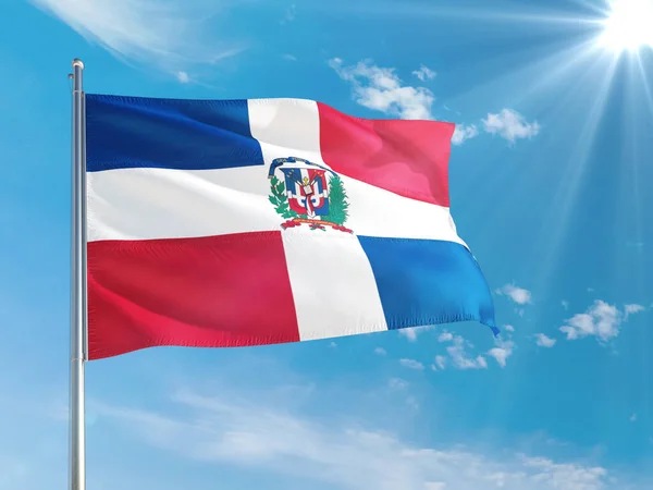 Dominik Cumhuriyeti Ulusal Bayrağı Derin Mavi Gökyüzüne Karşı Rüzgarda Dalgalanıyor — Stok fotoğraf