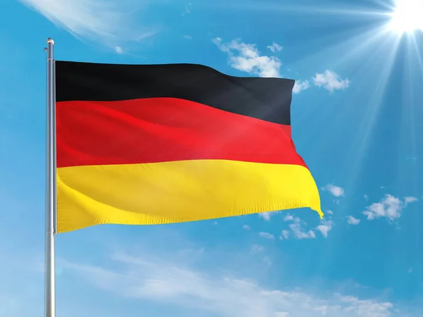 Niemiecka Flaga Narodowa Machająca Wietrze Przed Głębokim Błękitnym Niebem Wysokiej — Zdjęcie stockowe
