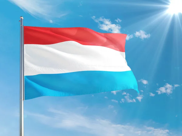 Luksemburska Flaga Narodowa Machająca Wietrze Przed Głębokim Błękitnym Niebem Wysokiej — Zdjęcie stockowe
