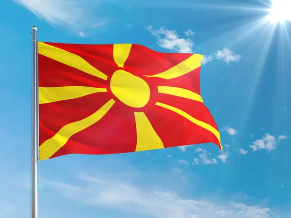 深い青空に向かって風に揺れるマケドニア国旗 高品質の生地 国際関係論 — ストック写真