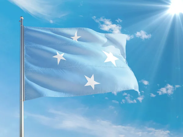 密克罗尼西亚国旗迎风飘扬 映衬着深蓝色的天空 高质量的面料 国际关系概念 — 图库照片
