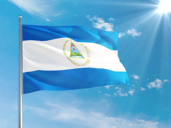 ニカラグアの国旗は深い青空に向かって風に揺れる 高品質の生地 国際関係論 — ストック写真