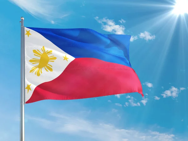 Филиппины Национальный Флаг Размахивающий Ветром Против Глубокого Голубого Неба Высокое — стоковое фото