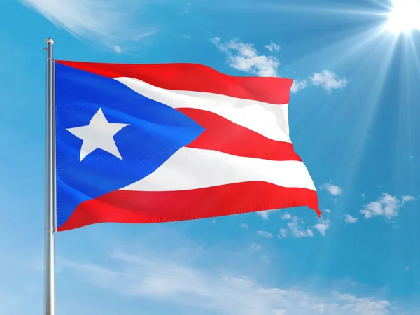 Porto Riko Ulusal Bayrağı Derin Mavi Gökyüzüne Karşı Rüzgarda Dalgalanıyor — Stok fotoğraf