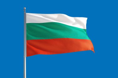 Bulgaristan ulusal bayrağı derin mavi gökyüzünde rüzgarda dalgalanıyor. Kaliteli kumaş. Uluslararası ilişkiler kavramı.