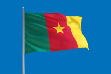 Derin mavi gökyüzünde rüzgarda dalgalanan kamerun ulusal bayrağı. Kaliteli kumaş. Uluslararası ilişkiler kavramı.
